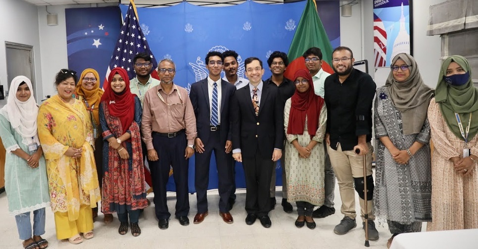 US Embassy engages with students of the “Design Thinking” prog