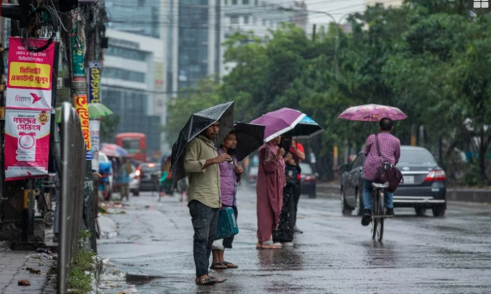 Drizzles in Dhaka: A rough start to week for commuters