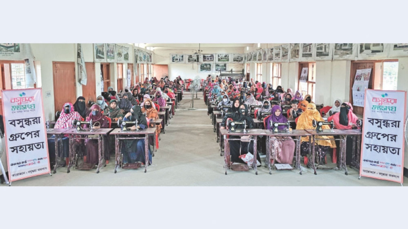 Shuvosangho assists helpless women in Pabna